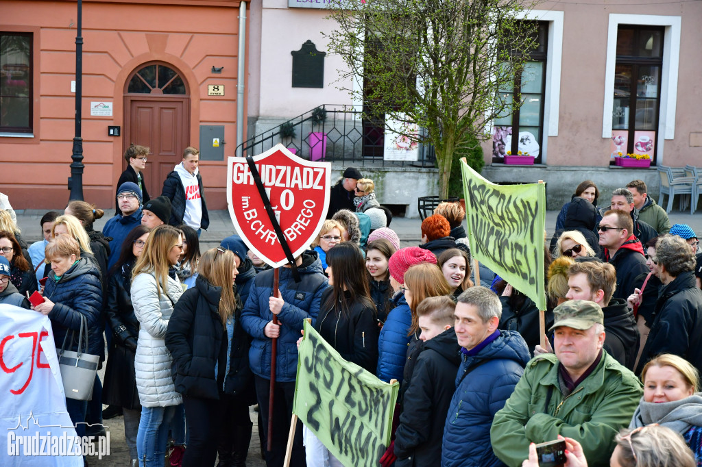 Manifestacja poparcia dla nauczycieli na grudziądzkim Rynku