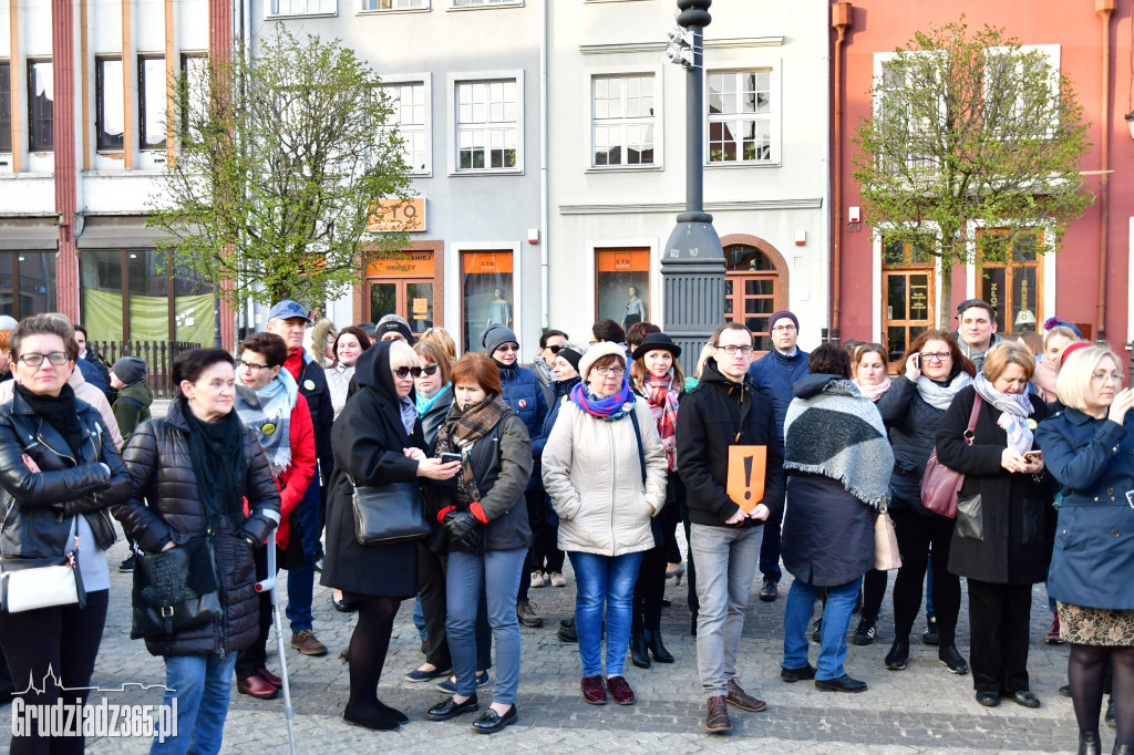 Manifestacja poparcia dla nauczycieli na grudziądzkim Rynku