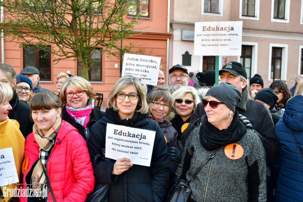 Manifestacja poparcia dla nauczycieli na grudziądzkim Rynku