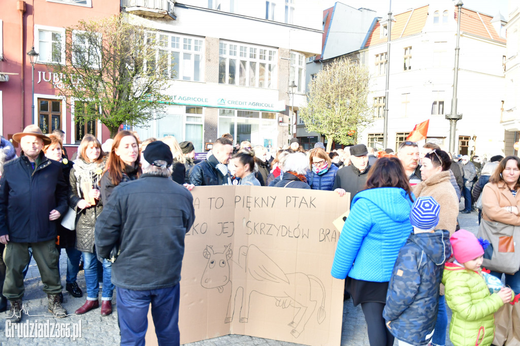 Manifestacja poparcia dla nauczycieli na grudziądzkim Rynku