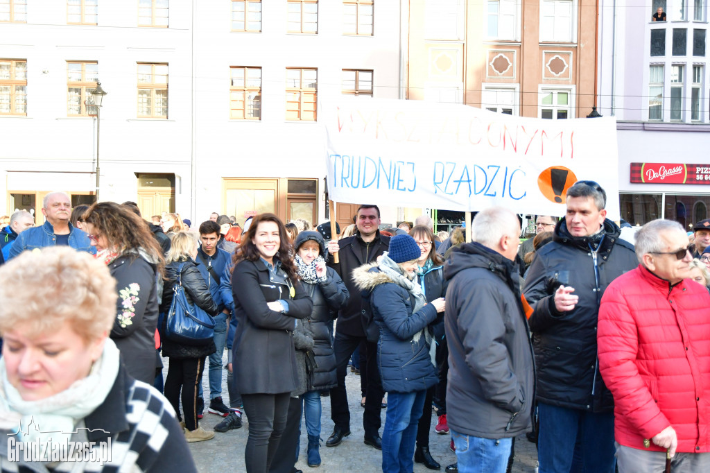 Manifestacja poparcia dla nauczycieli na grudziądzkim Rynku