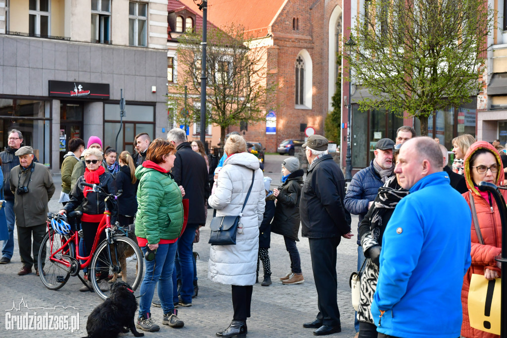 Manifestacja poparcia dla nauczycieli na grudziądzkim Rynku