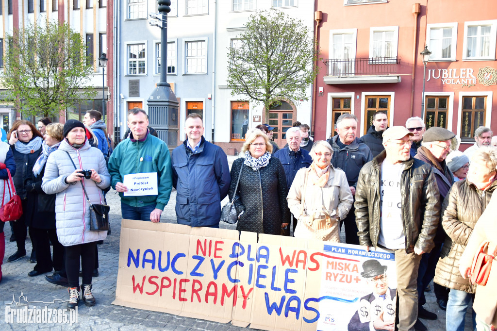 Manifestacja poparcia dla nauczycieli na grudziądzkim Rynku