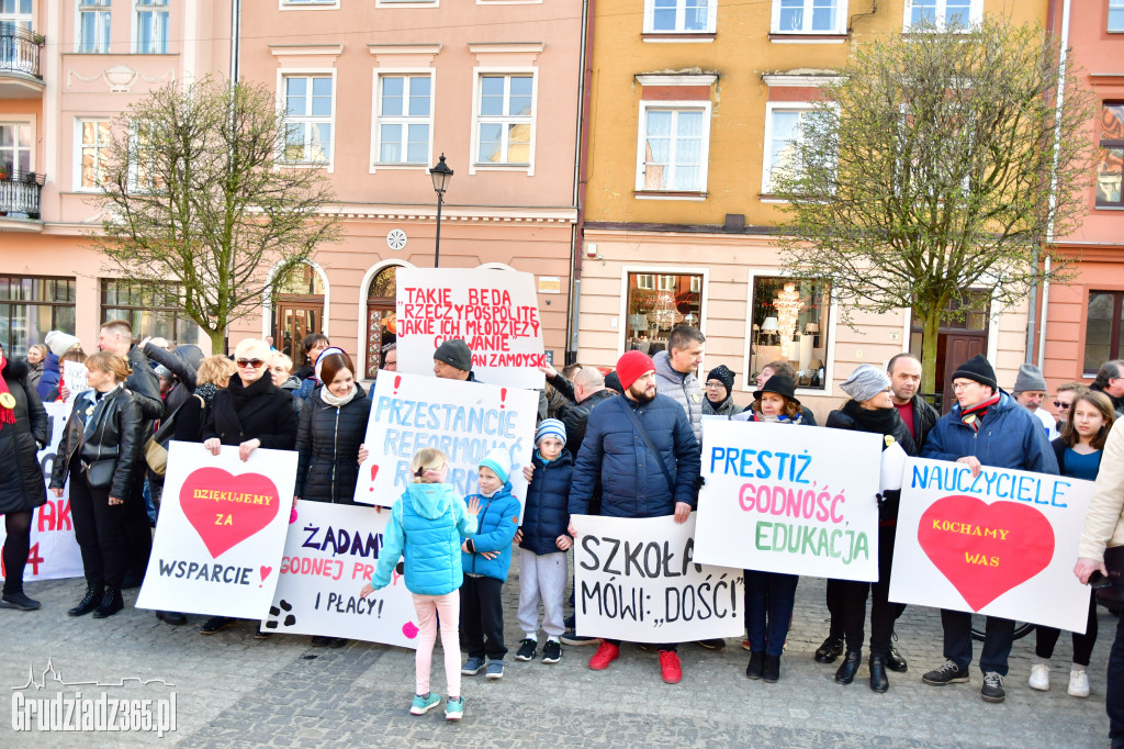 Manifestacja poparcia dla nauczycieli na grudziądzkim Rynku