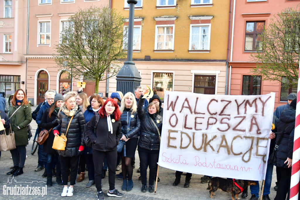 Manifestacja poparcia dla nauczycieli na grudziądzkim Rynku