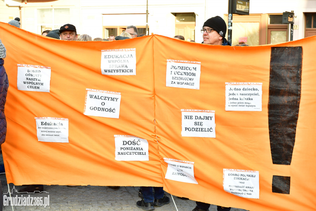 Manifestacja poparcia dla nauczycieli na grudziądzkim Rynku