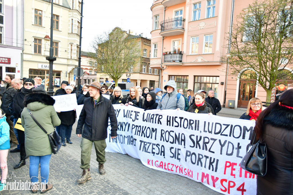 Manifestacja poparcia dla nauczycieli na grudziądzkim Rynku