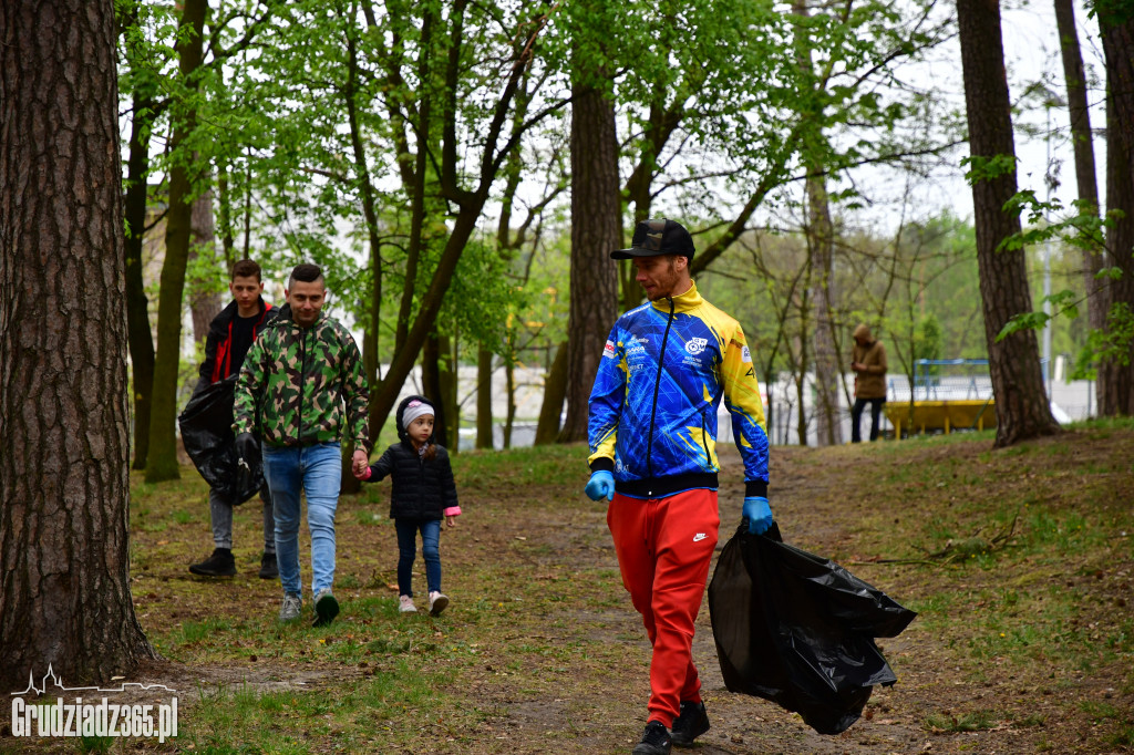 Sprzątanie Parku Miejskiego z GKM-em