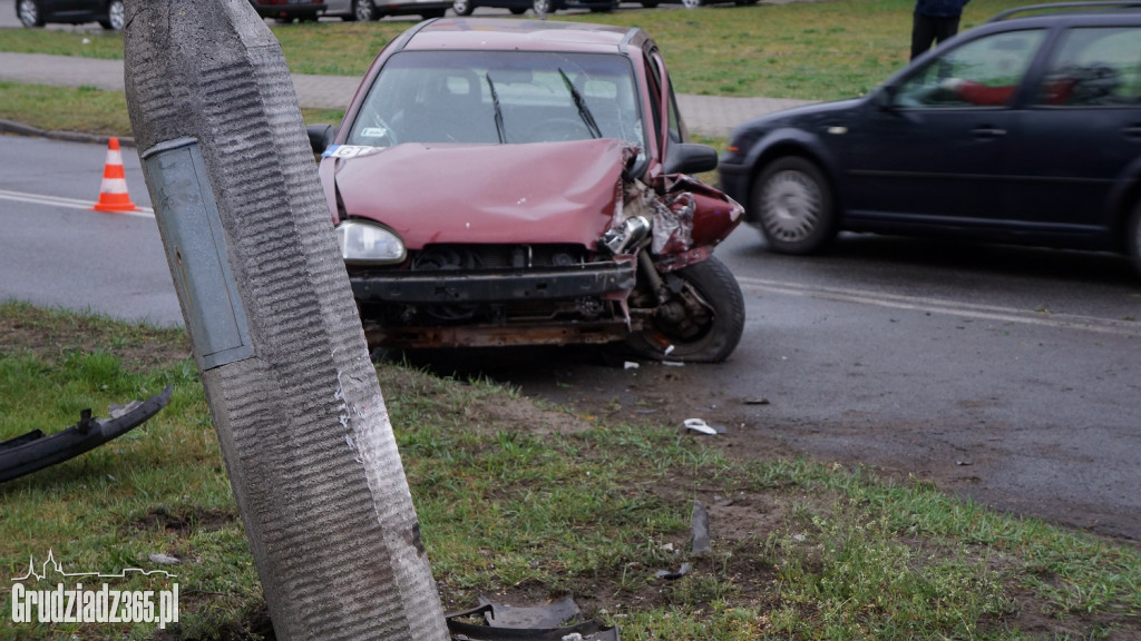 Opel Corsa zderzył się ze słupem oświetleniowym
