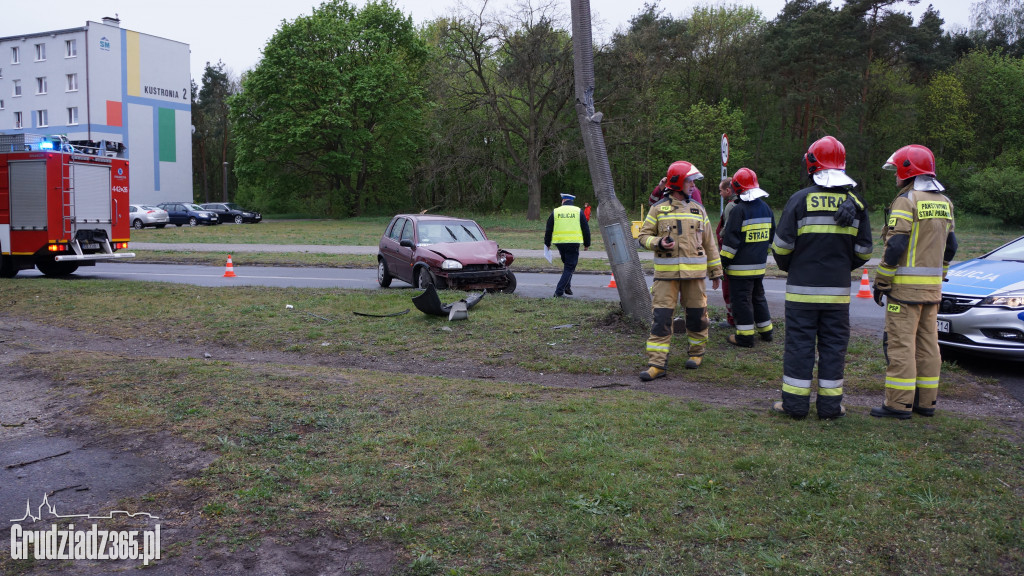 Opel Corsa zderzył się ze słupem oświetleniowym