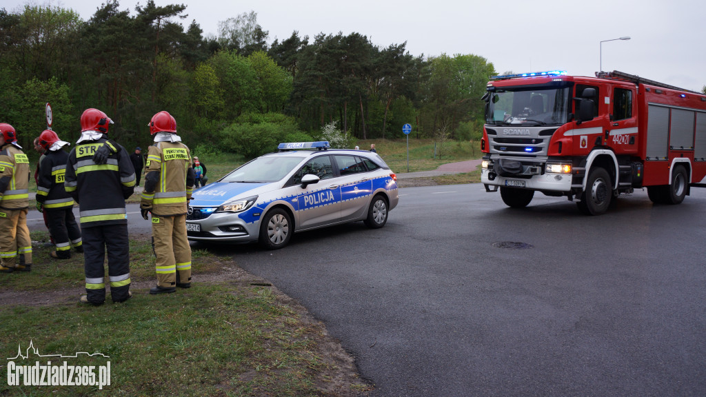 Opel Corsa zderzył się ze słupem oświetleniowym