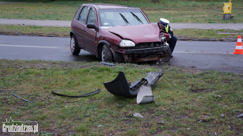 Opel Corsa zderzył się ze słupem oświetleniowym