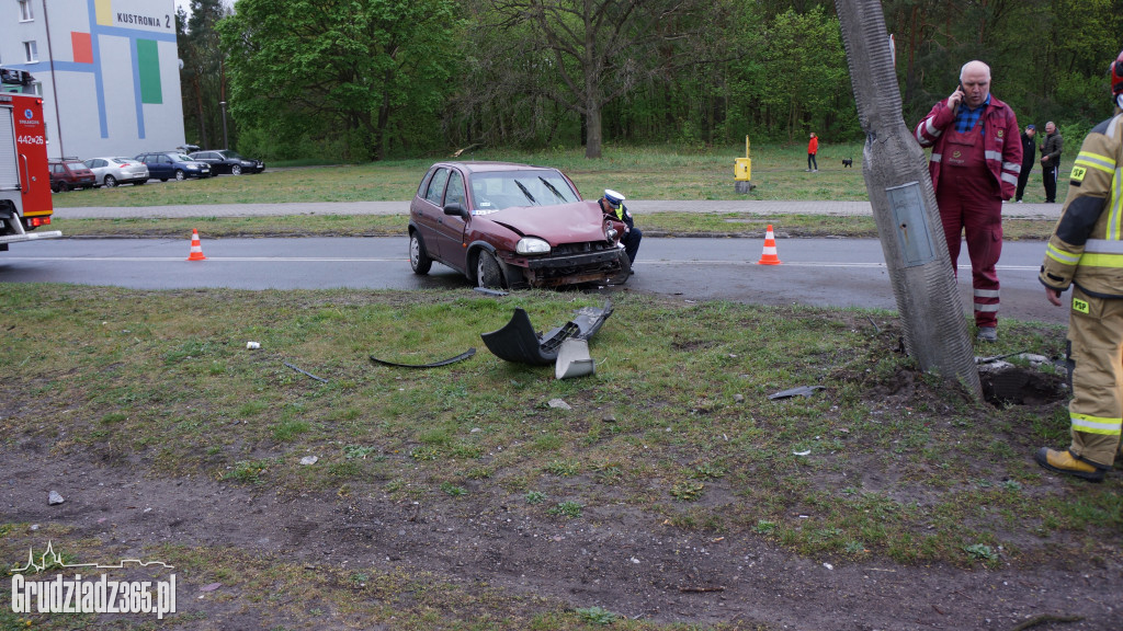 Opel Corsa zderzył się ze słupem oświetleniowym