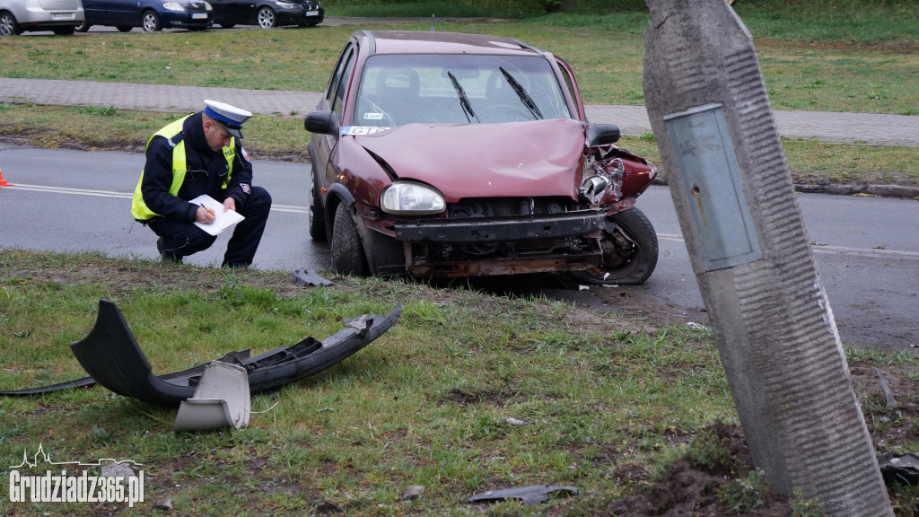Opel Corsa zderzył się ze słupem oświetleniowym