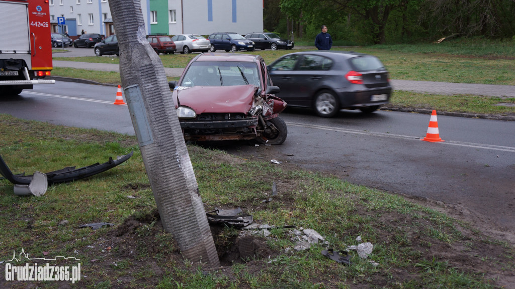Opel Corsa zderzył się ze słupem oświetleniowym