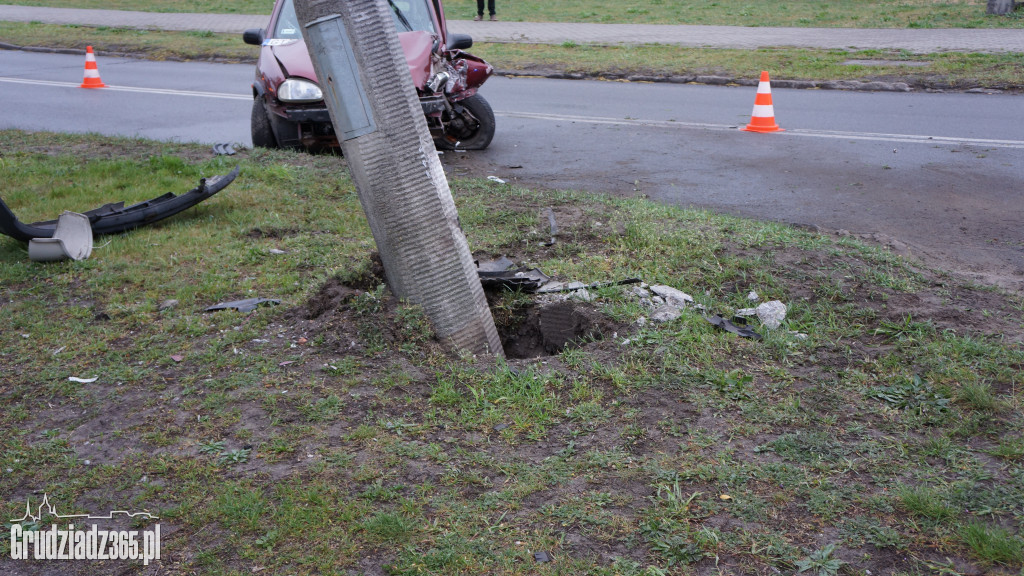 Opel Corsa zderzył się ze słupem oświetleniowym