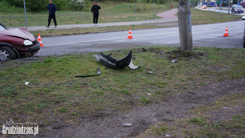 Opel Corsa zderzył się ze słupem oświetleniowym