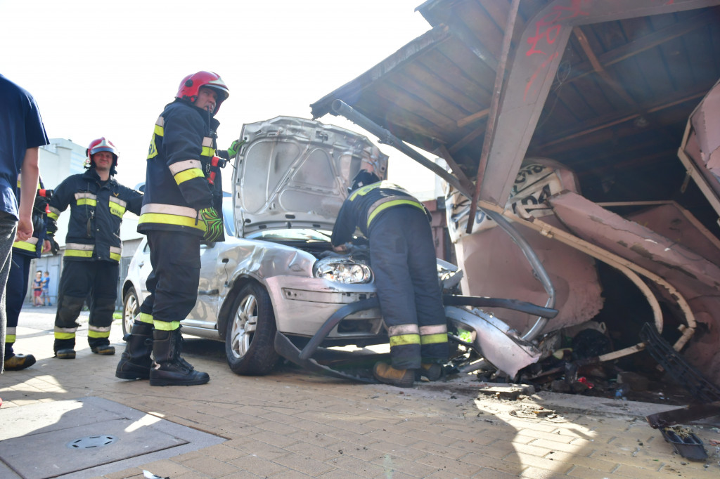 Kolizja VW Golf z garażem na ul Kalinowej