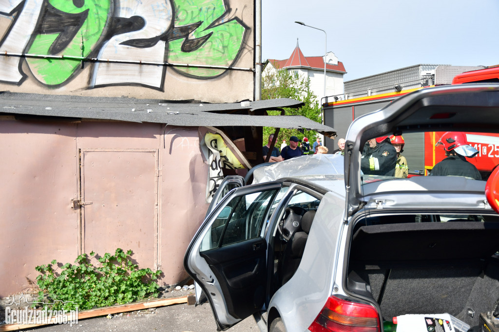 Kolizja VW Golf z garażem na ul Kalinowej