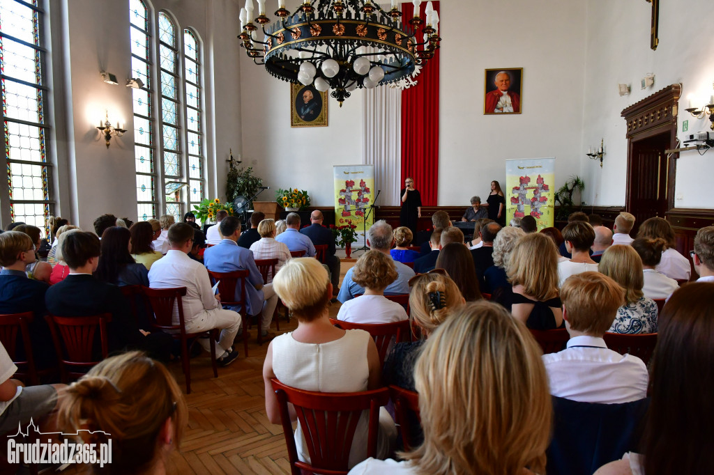 Uroczystość wręczenia nagród lauratom olimpiad