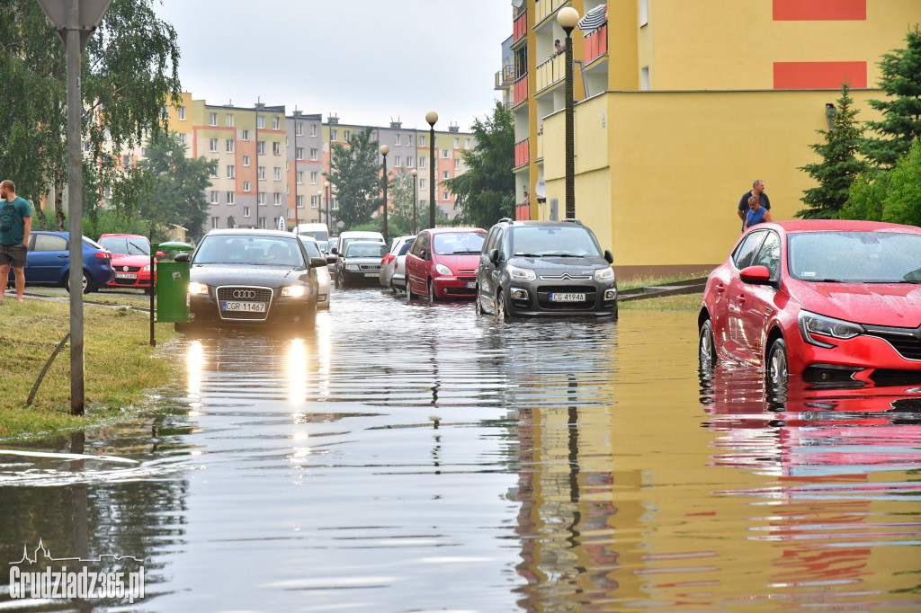 Nawałnica przeszła przez Grudziądz- Strażacy pracują
