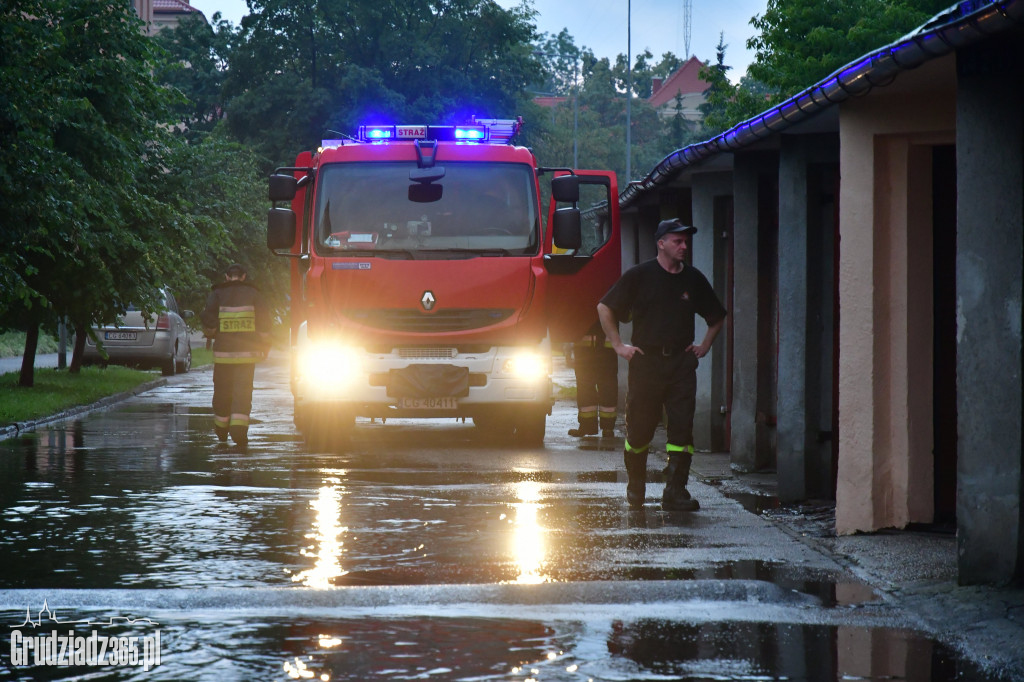Nawałnica przeszła przez Grudziądz- Strażacy pracują