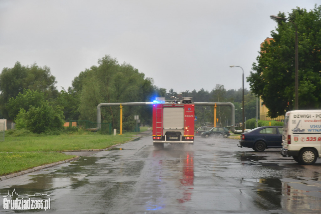 Nawałnica przeszła przez Grudziądz- Strażacy pracują
