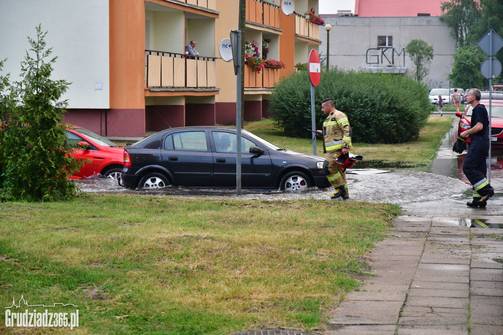 Nawałnica przeszła przez Grudziądz- Strażacy pracują
