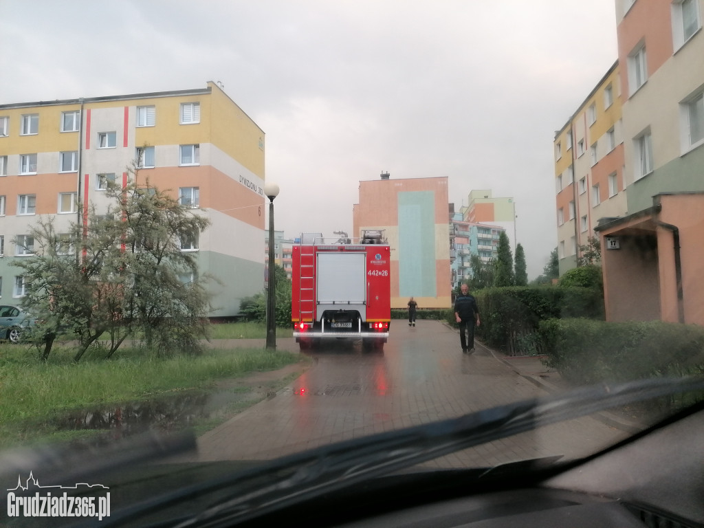 Nawałnica przeszła przez Grudziądz- Strażacy pracują