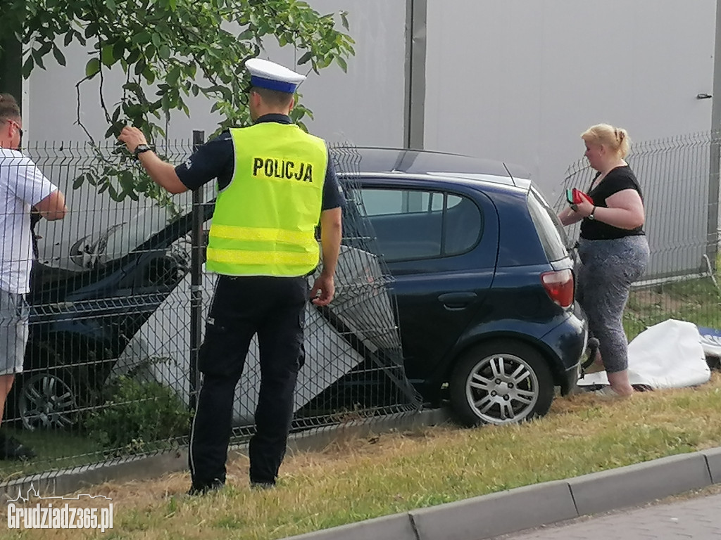 Stłuczka z płotem na Paderewskiego
