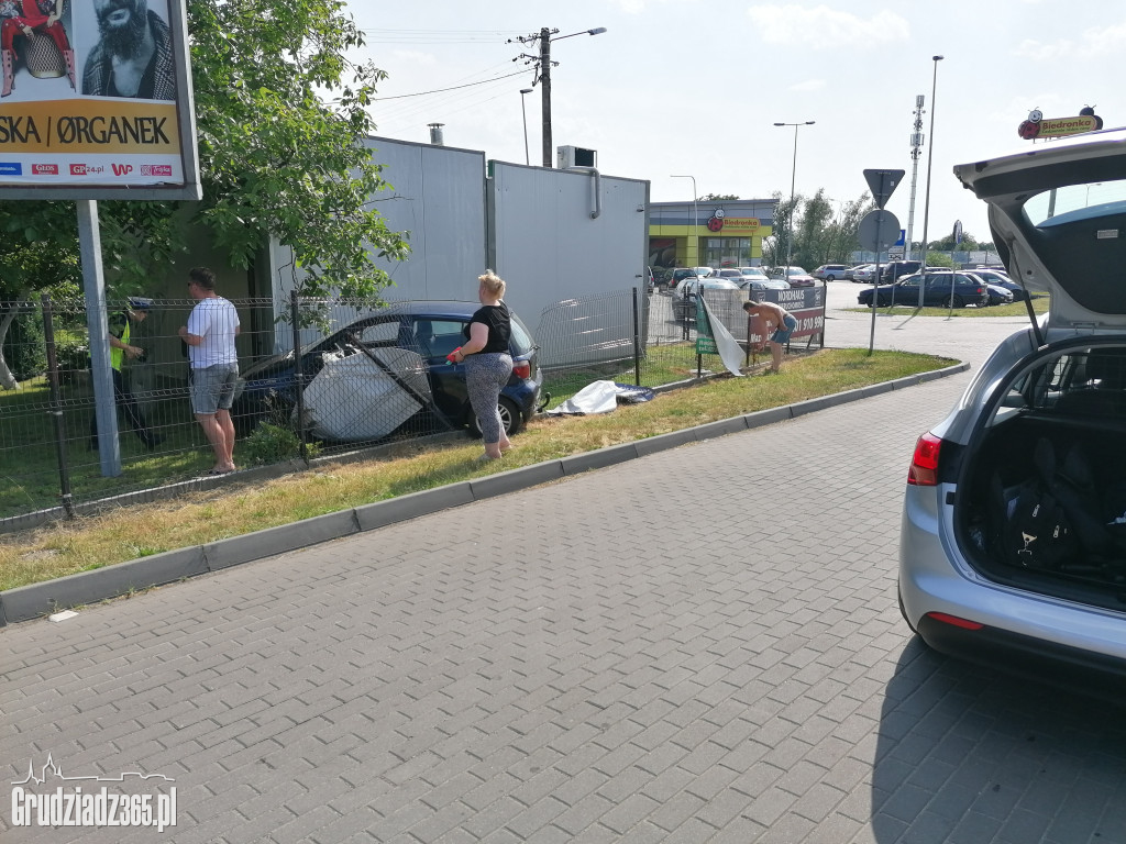 Stłuczka z płotem na Paderewskiego