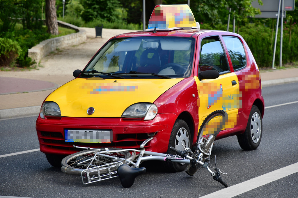 Potrącenie rowerzystki na ul. Hallera