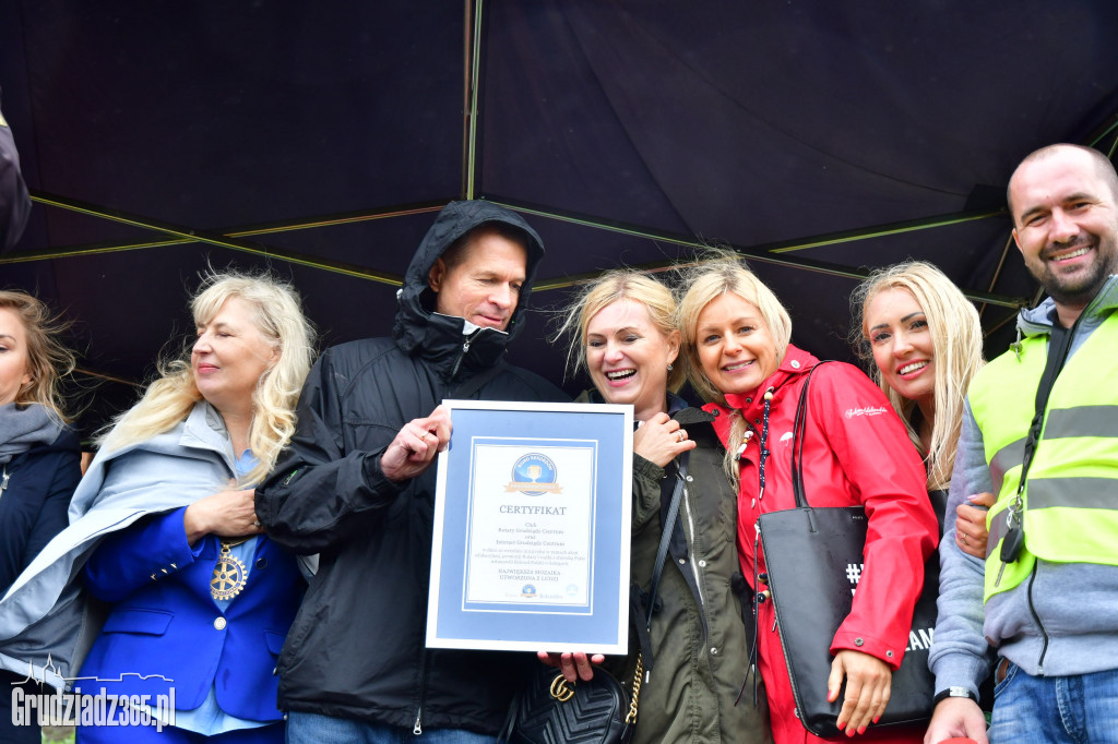 Rekord Guinnessa pobity- największa mozaika z ludzi