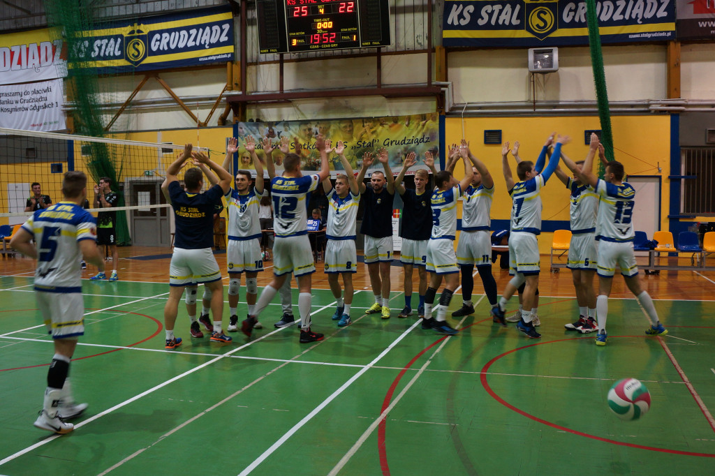 KS Stal wygrywa na Mniszek Arenie