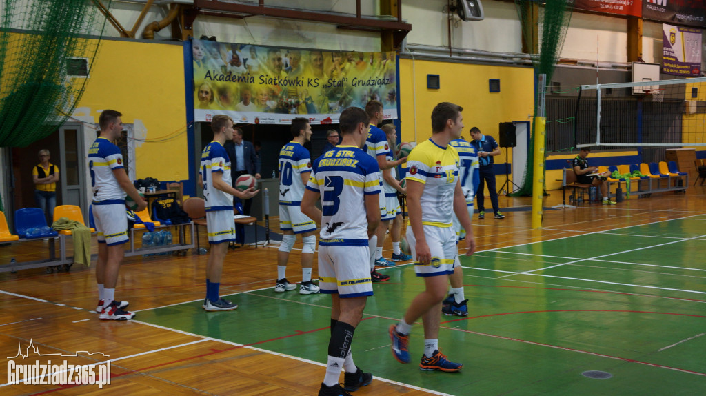 KS Stal wygrywa na Mniszek Arenie