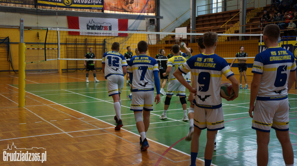 KS Stal wygrywa na Mniszek Arenie