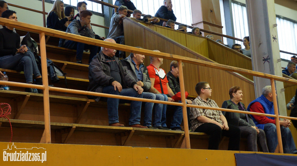 KS Stal wygrywa na Mniszek Arenie