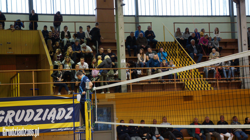 KS Stal wygrywa na Mniszek Arenie