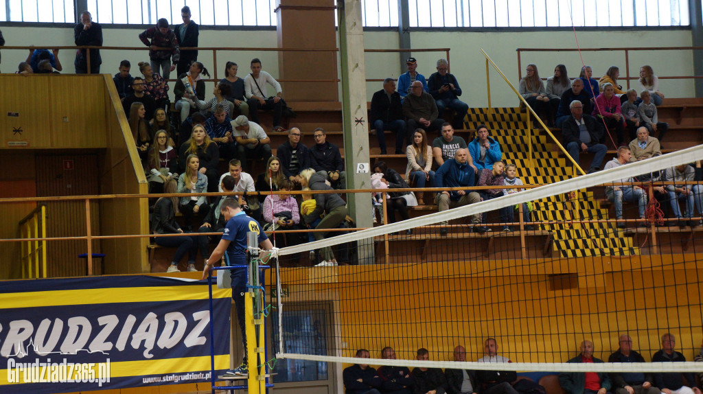KS Stal wygrywa na Mniszek Arenie