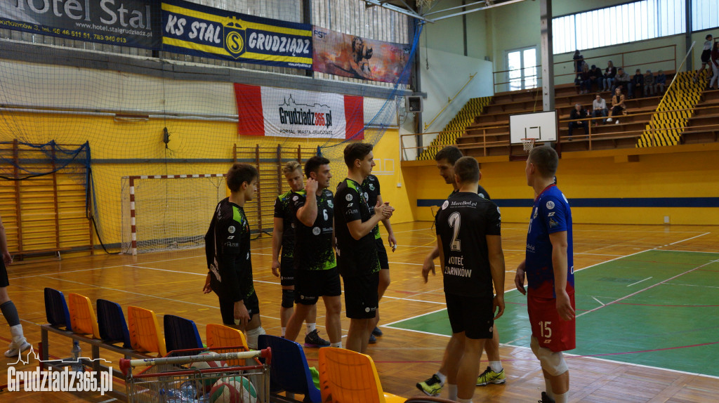 KS Stal wygrywa na Mniszek Arenie