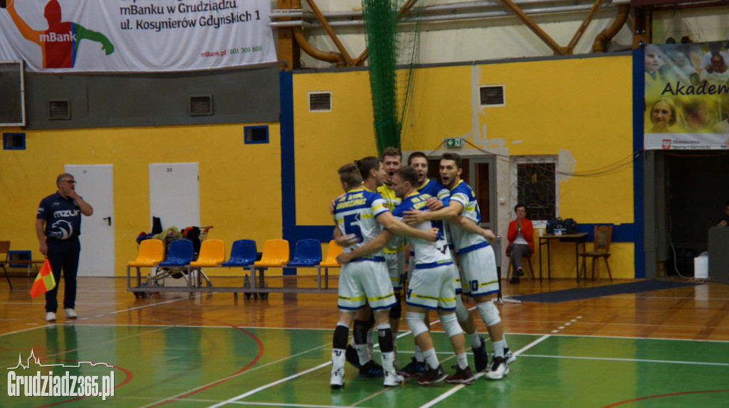 KS Stal wygrywa na Mniszek Arenie
