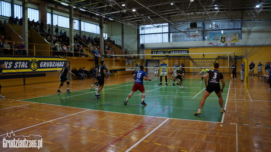 KS Stal wygrywa na Mniszek Arenie