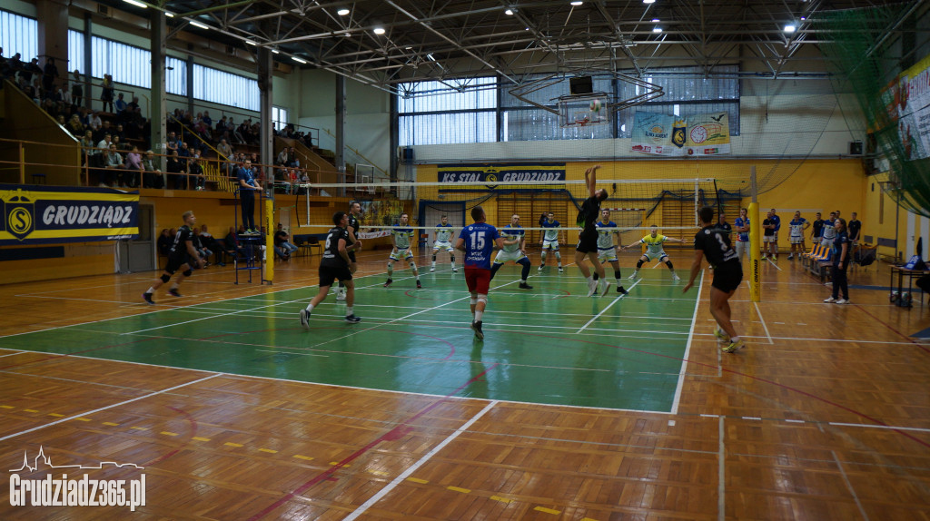 KS Stal wygrywa na Mniszek Arenie