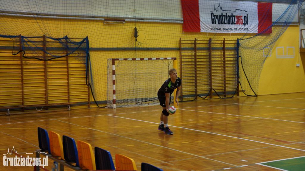 KS Stal wygrywa na Mniszek Arenie