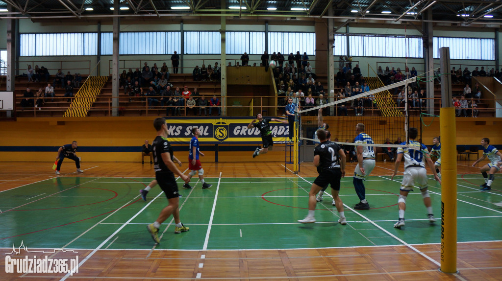 KS Stal wygrywa na Mniszek Arenie
