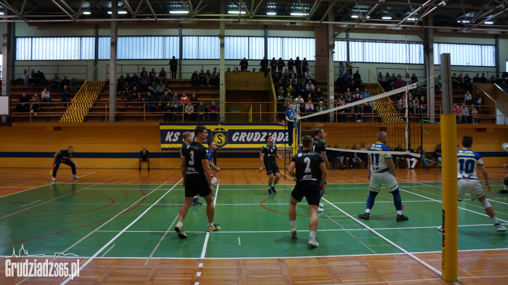 KS Stal wygrywa na Mniszek Arenie