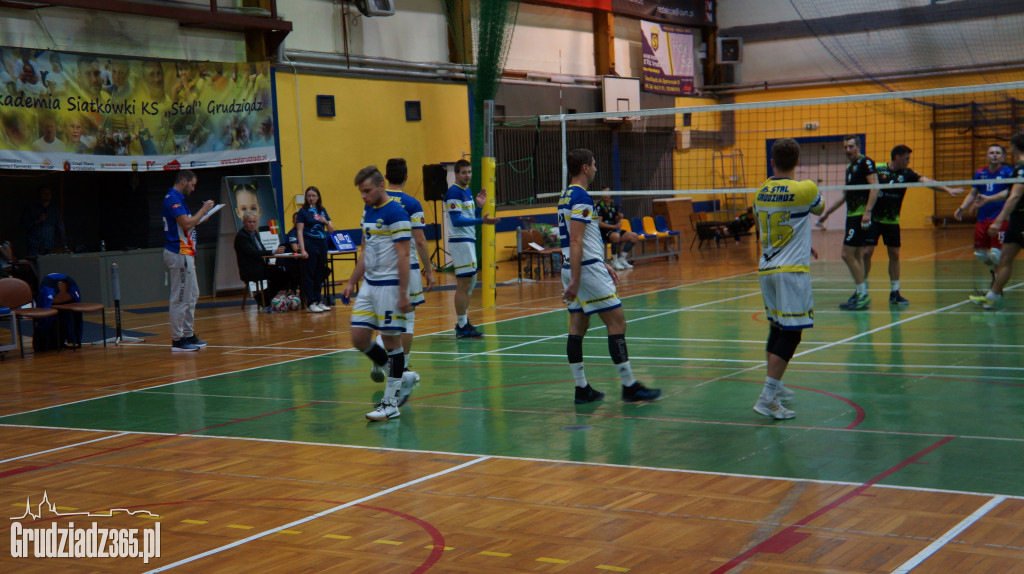 KS Stal wygrywa na Mniszek Arenie