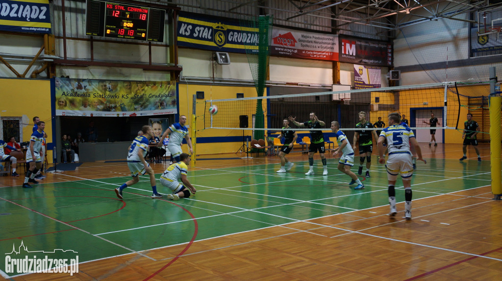 KS Stal wygrywa na Mniszek Arenie