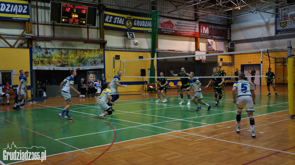 KS Stal wygrywa na Mniszek Arenie