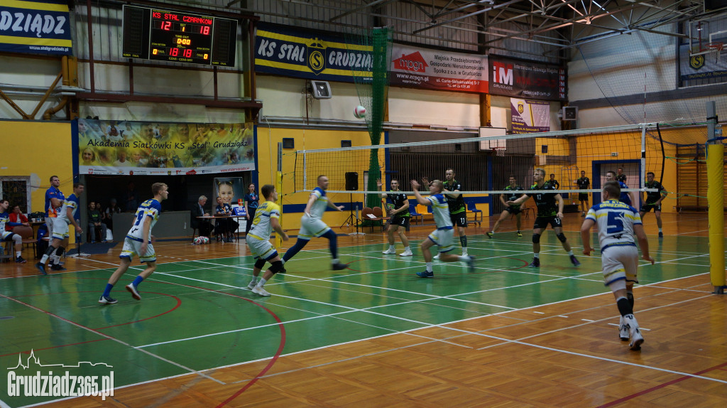 KS Stal wygrywa na Mniszek Arenie